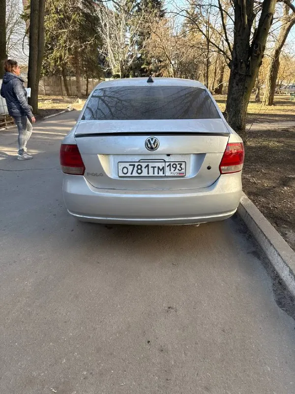 Продам volkswagen polo 2011 года двигатель 1.6 комплектация 4есп магнитола 2дин с функцией carplay! по машине было сделано:замена сцепления, замена тормозных колодок в круг, замена стоек перед зад, замена шаровых опор, замена палок рулевых и наконечников, замена катушек и свечей(на иридиевые), замена помпы и охлождающей жидкости! свет лед лампы, ледтуманки, резина лето и комплект зимы в подарок! состояние кузова видно по фото, есть не значительные вмятинки на двери и багажнике! цена 490тр без торга срочно!! телефон +79495017325 📞 звоните: +7(949)5017325 - фотография - 3