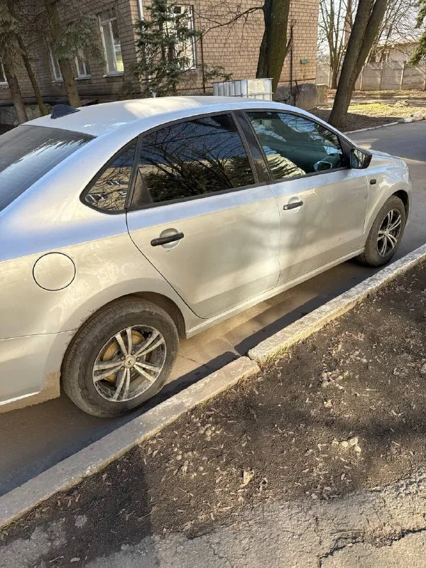 Продам volkswagen polo 2011 года двигатель 1.6 комплектация 4есп магнитола 2дин с функцией carplay! по машине было сделано:замена сцепления, замена тормозных колодок в круг, замена стоек перед зад, замена шаровых опор, замена палок рулевых и наконечников, замена катушек и свечей(на иридиевые), замена помпы и охлождающей жидкости! свет лед лампы, ледтуманки, резина лето и комплект зимы в подарок! состояние кузова видно по фото, есть не значительные вмятинки на двери и багажнике! цена 490тр без торга срочно!! телефон +79495017325 📞 звоните: +7(949)5017325 - фотография - 4
