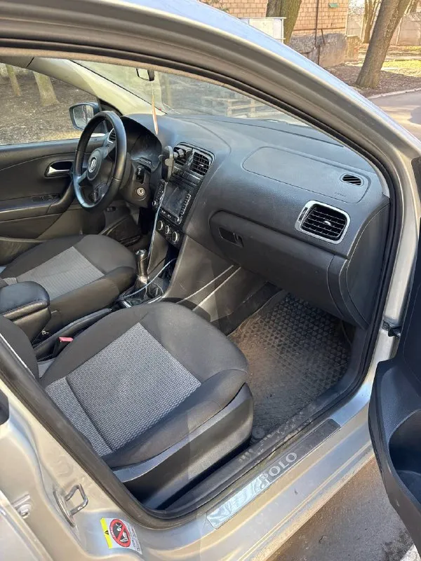 Продам volkswagen polo 2011 года двигатель 1.6 комплектация 4есп магнитола 2дин с функцией carplay! по машине было сделано:замена сцепления, замена тормозных колодок в круг, замена стоек перед зад, замена шаровых опор, замена палок рулевых и наконечников, замена катушек и свечей(на иридиевые), замена помпы и охлождающей жидкости! свет лед лампы, ледтуманки, резина лето и комплект зимы в подарок! состояние кузова видно по фото, есть не значительные вмятинки на двери и багажнике! цена 490тр без торга срочно!! телефон +79495017325 📞 звоните: +7(949)5017325 - фотография - 5