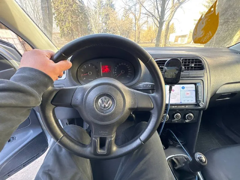 Продам volkswagen polo 2011 года двигатель 1.6 комплектация 4есп магнитола 2дин с функцией carplay! по машине было сделано:замена сцепления, замена тормозных колодок в круг, замена стоек перед зад, замена шаровых опор, замена палок рулевых и наконечников, замена катушек и свечей(на иридиевые), замена помпы и охлождающей жидкости! свет лед лампы, ледтуманки, резина лето и комплект зимы в подарок! состояние кузова видно по фото, есть не значительные вмятинки на двери и багажнике! цена 490тр без торга срочно!! телефон +79495017325 📞 звоните: +7(949)5017325 - фотография - 6