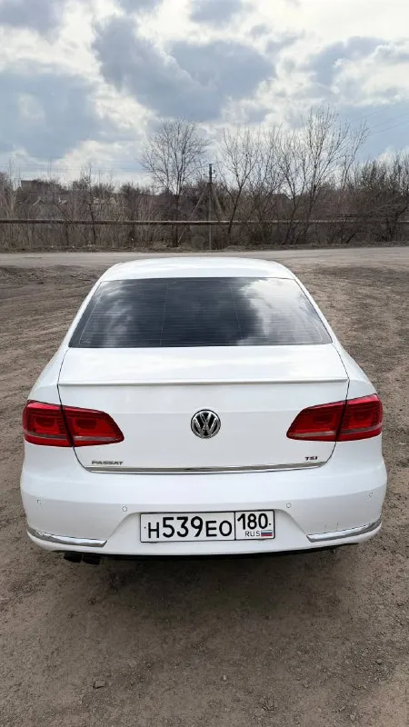 Volkswagen passat b7 год: 2012 коробка: dsg-7 пробег: 190600 родной объем: 1.8 ( 152 л. с ) комплектация: style 2-х зонный климат контроль подогрев сидений, зеркал электроскладывание зеркал мультируль круиз контроль парктроники передние, задние омыватель фар датчик света, датчик дождя установлен планшет teyes, car play установлена сигнализация с автозапуском установлена подсветка ambient light на машине установлены диски r18,на новой летней резине так же есть комплект дисков r17 на новой зимней резине - коробка ничего делать не нужно, не дымит не троит, заводится с пол оборота переключает коробка отлично, без рывков и запинок по кузову : в заводском окрасе, есть вторичный окрас водительской двери все остальное без рыжиков, без вздутий есть незначительные сколы на переднем бампере - дорога есть дорога по электрике работает все любые проверки 2000 км была замена масла в двс, в коробке в круг поменяны колодки заменены передние штатные блины, установлены вентил 📲 tg: @siilentxx 📞 звоните: +7(949)5761932 - фотография - 2