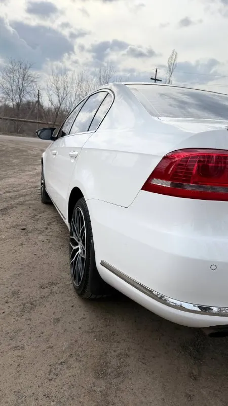 Volkswagen passat b7 год: 2012 коробка: dsg-7 пробег: 190600 родной объем: 1.8 ( 152 л. с ) комплектация: style 2-х зонный климат контроль подогрев сидений, зеркал электроскладывание зеркал мультируль круиз контроль парктроники передние, задние омыватель фар датчик света, датчик дождя установлен планшет teyes, car play установлена сигнализация с автозапуском установлена подсветка ambient light на машине установлены диски r18,на новой летней резине так же есть комплект дисков r17 на новой зимней резине - коробка ничего делать не нужно, не дымит не троит, заводится с пол оборота переключает коробка отлично, без рывков и запинок по кузову : в заводском окрасе, есть вторичный окрас водительской двери все остальное без рыжиков, без вздутий есть незначительные сколы на переднем бампере - дорога есть дорога по электрике работает все любые проверки 2000 км была замена масла в двс, в коробке в круг поменяны колодки заменены передние штатные блины, установлены вентил 📲 tg: @siilentxx 📞 звоните: +7(949)5761932 - фотография - 4