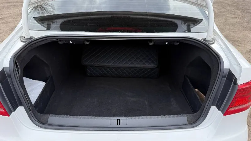 Volkswagen passat b7 год: 2012 коробка: dsg-7 пробег: 190600 родной объем: 1.8 ( 152 л. с ) комплектация: style 2-х зонный климат контроль подогрев сидений, зеркал электроскладывание зеркал мультируль круиз контроль парктроники передние, задние омыватель фар датчик света, датчик дождя установлен планшет teyes, car play установлена сигнализация с автозапуском установлена подсветка ambient light на машине установлены диски r18,на новой летней резине так же есть комплект дисков r17 на новой зимней резине - коробка ничего делать не нужно, не дымит не троит, заводится с пол оборота переключает коробка отлично, без рывков и запинок по кузову : в заводском окрасе, есть вторичный окрас водительской двери все остальное без рыжиков, без вздутий есть незначительные сколы на переднем бампере - дорога есть дорога по электрике работает все любые проверки 2000 км была замена масла в двс, в коробке в круг поменяны колодки заменены передние штатные блины, установлены вентил 📲 tg: @siilentxx 📞 звоните: +7(949)5761932 - фотография - 5