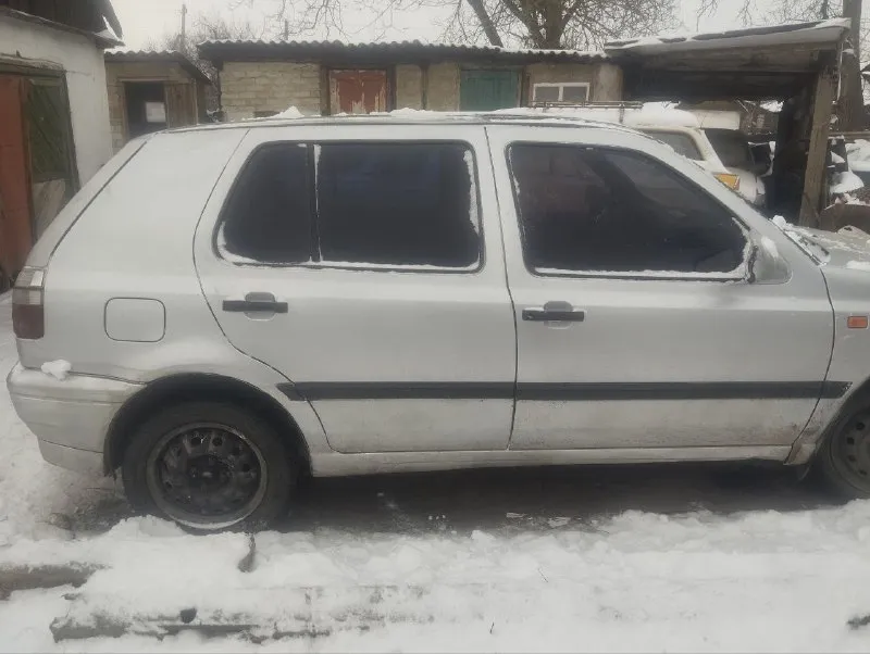 Продам или обменяю volkswagen гольф 3 1993 года двигатель 1.6 коробка кпп, электрика все работает по кузову все отлично проблема в стартере, его нет заводится с толкача, едет ходовая часть мягкая на 4 сделаю хороший торг на стартер по документам хозяин есть территориально город макеевка цена аппарата: 75 тыс рублей остальные вопросы по телефону +79494876700 📞 звоните: +7(949)4876700 - фотография - 1