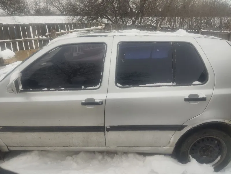 Продам или обменяю volkswagen гольф 3 1993 года двигатель 1.6 коробка кпп, электрика все работает по кузову все отлично проблема в стартере, его нет заводится с толкача, едет ходовая часть мягкая на 4 сделаю хороший торг на стартер по документам хозяин есть территориально город макеевка цена аппарата: 75 тыс рублей остальные вопросы по телефону +79494876700 📞 звоните: +7(949)4876700 - фотография - 3