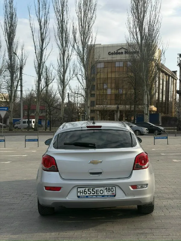 Chevrolet cruze год выпуска: 2012 двигатель:1.8л. (141л. с) коробка автомат пробег 159 000 комплектация: 4 эл. стеклоподъемника, abs, кондиционер корректор фар, мультируль, обогрев зеркал и заднего стекла, подогрев сидений, электропривод зеркал автомобиль в хорошем внешнем и техническом состоянии. каких-лиюо вложений не требует. двигатель без нареканий, работает ровно, масло не расходует, едет бодро. была произведена замена комплекта грм с фазорегуляторами. акпп также в хорошем состоянии, передачи переключает четко, без затупов и рывков. ходовая часть автомобиля обслужена, посторонние звуки отсутствуют. все работает без нареканий. являюсь собственником транспортного средства. осмотр: г. донецк цена: 790 000, торг телефон: +7 (949) 429-59-49 📞 звоните: +7(949)4295949 - фотография - 3
