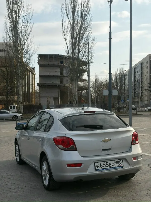 Chevrolet cruze год выпуска: 2012 двигатель:1.8л. (141л. с) коробка автомат пробег 159 000 комплектация: 4 эл. стеклоподъемника, abs, кондиционер корректор фар, мультируль, обогрев зеркал и заднего стекла, подогрев сидений, электропривод зеркал автомобиль в хорошем внешнем и техническом состоянии. каких-лиюо вложений не требует. двигатель без нареканий, работает ровно, масло не расходует, едет бодро. была произведена замена комплекта грм с фазорегуляторами. акпп также в хорошем состоянии, передачи переключает четко, без затупов и рывков. ходовая часть автомобиля обслужена, посторонние звуки отсутствуют. все работает без нареканий. являюсь собственником транспортного средства. осмотр: г. донецк цена: 790 000, торг телефон: +7 (949) 429-59-49 📞 звоните: +7(949)4295949 - фотография - 4
