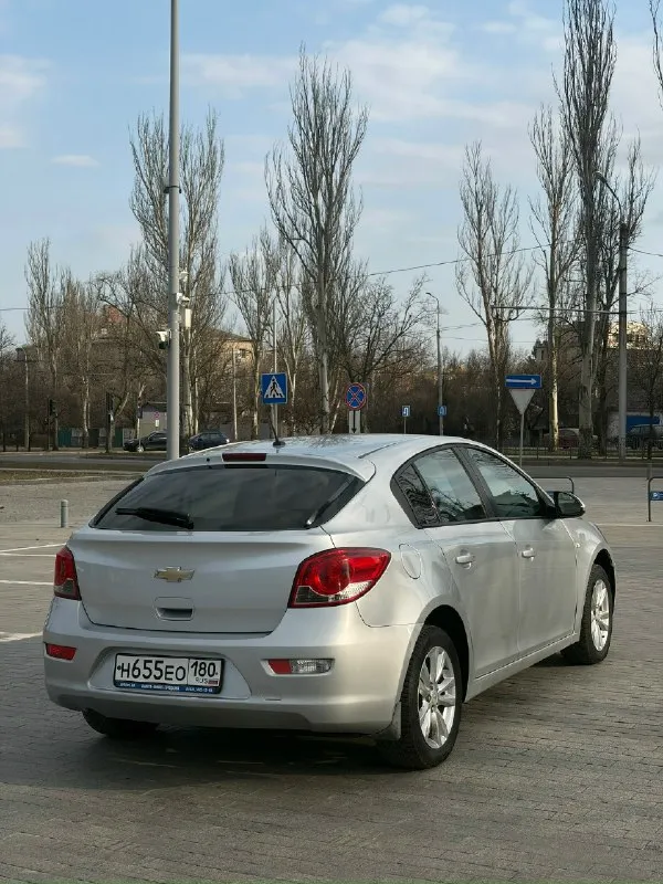 Chevrolet cruze год выпуска: 2012 двигатель:1.8л. (141л. с) коробка автомат пробег 159 000 комплектация: 4 эл. стеклоподъемника, abs, кондиционер корректор фар, мультируль, обогрев зеркал и заднего стекла, подогрев сидений, электропривод зеркал автомобиль в хорошем внешнем и техническом состоянии. каких-лиюо вложений не требует. двигатель без нареканий, работает ровно, масло не расходует, едет бодро. была произведена замена комплекта грм с фазорегуляторами. акпп также в хорошем состоянии, передачи переключает четко, без затупов и рывков. ходовая часть автомобиля обслужена, посторонние звуки отсутствуют. все работает без нареканий. являюсь собственником транспортного средства. осмотр: г. донецк цена: 790 000, торг телефон: +7 (949) 429-59-49 📞 звоните: +7(949)4295949 - фотография - 5