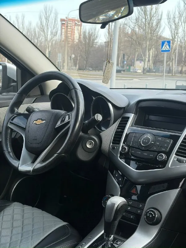 Chevrolet cruze год выпуска: 2012 двигатель:1.8л. (141л. с) коробка автомат пробег 159 000 комплектация: 4 эл. стеклоподъемника, abs, кондиционер корректор фар, мультируль, обогрев зеркал и заднего стекла, подогрев сидений, электропривод зеркал автомобиль в хорошем внешнем и техническом состоянии. каких-лиюо вложений не требует. двигатель без нареканий, работает ровно, масло не расходует, едет бодро. была произведена замена комплекта грм с фазорегуляторами. акпп также в хорошем состоянии, передачи переключает четко, без затупов и рывков. ходовая часть автомобиля обслужена, посторонние звуки отсутствуют. все работает без нареканий. являюсь собственником транспортного средства. осмотр: г. донецк цена: 790 000, торг телефон: +7 (949) 429-59-49 📞 звоните: +7(949)4295949 - фотография - 7