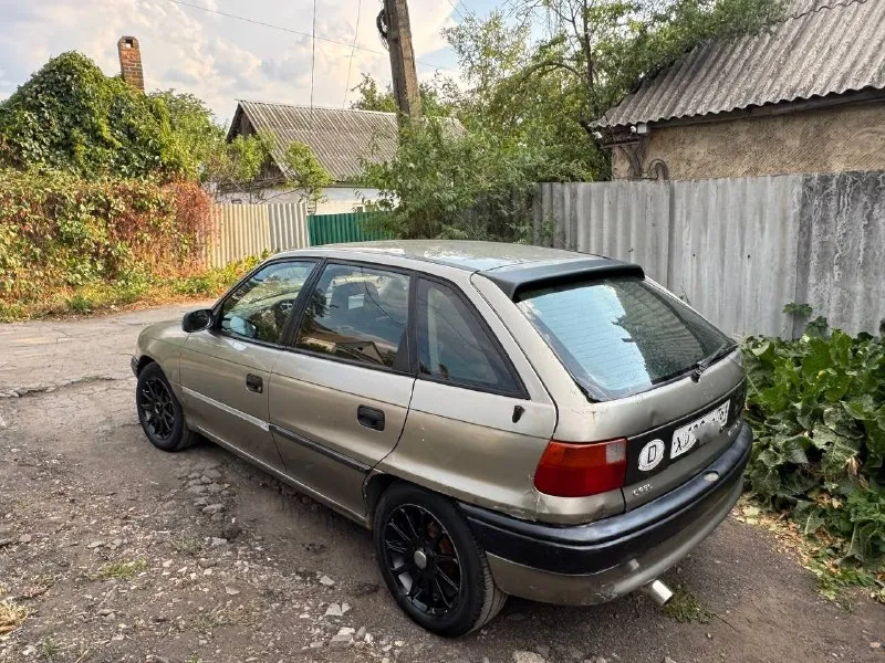 Продам opel астра 1996 г. в. , 1.6, машина в нормальном состоянии, кондей гур r15, машина для работы... - фотография