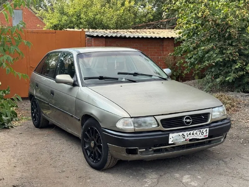 Продам opel астра 1996 г. в. , 1.6, машина в нормальном состоянии, кондей гур r15, машина для работы, прошу 155тр, торгуюсь вопросы по тел +79494513101или в лс на учёте переоформление полное. г амвросиевка 📞 звоните: +7(949)4513101 - фотография - 2