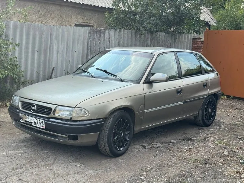 Продам opel астра 1996 г. в. , 1.6, машина в нормальном состоянии, кондей гур r15, машина для работы, прошу 155тр, торгуюсь вопросы по тел +79494513101или в лс на учёте переоформление полное. г амвросиевка 📞 звоните: +7(949)4513101 - фотография - 3