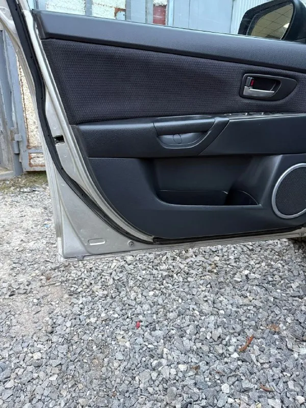 Мазда 3вк рестайлинг (2007)🇯🇵 пробег 217т ( родной ) двигатель 1,6 акпп эл. пакет климат подогрев боковых зеркал подогрев передних сидений музыка продам живую мазду с оригинальным пробегом !! авто полностью в исправно состоянии 🚘 ходовая взбитая без посторонних звуков ⚽️ акпп после полного то, без пинков и прочего листает как положенно 🚦 двигатель не троит не дымит, все фильтра, жидкости поменяны 🚀 зимняя резина новая 🛞 чисты опрятный салон 🧼 кузов без гнили и ржавчины (как на фото ) автомобиль полностью обслужен, без вложений, гаражное хранение ! цена 525 т. торг по факту! от авто не избавляюсь т. к для своих лет в достойном состоянии ! тел +79495091473 - фотография - 7