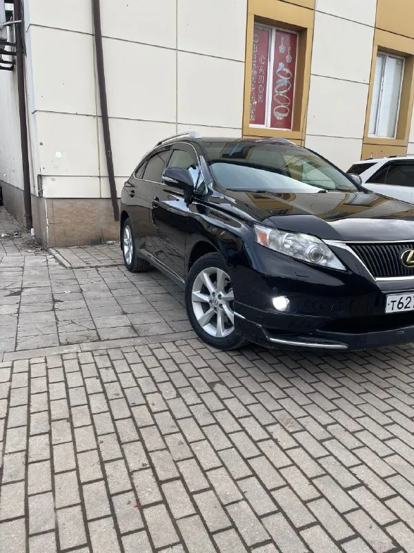Продается lexus rx350 • двигатель: 3.5 бензин на автомате • состояние: машина обслуженная от а до я, все то выполнены вовремя, есть сервисная книжка • комплектация: максимальная, два комплекта колес (лето/зима) • особенности: камеры 360°, проекция на лобовое стекло, обвес по кругу lx-mode, акустика mark levinson, подогрев и обдув сидений, система контроля слепых зон • салон: черный кожаный в идеальном состоянии, просторный и комфортный для дальних поездок • импорт: машина из японии (экспорт), не америка, не европа дополнительно: • отличная динамика и экономичность в сочетании с высоким уровнем комфорта • подходит как для городских поездок, так и для путешествий по трассам цена: 2.200.000 рублей + торг +7(949)4041351 +7(949)3102000 📞 🇷🇺 звоните: +79494041351 - фотография - 3