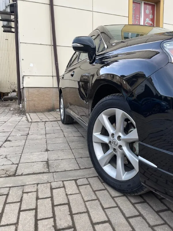 Продается lexus rx350 • двигатель: 3.5 бензин на автомате • состояние: машина обслуженная от а до я, все то выполнены вовремя, есть сервисная книжка • комплектация: максимальная, два комплекта колес (лето/зима) • особенности: камеры 360°, проекция на лобовое стекло, обвес по кругу lx-mode, акустика mark levinson, подогрев и обдув сидений, система контроля слепых зон • салон: черный кожаный в идеальном состоянии, просторный и комфортный для дальних поездок • импорт: машина из японии (экспорт), не америка, не европа дополнительно: • отличная динамика и экономичность в сочетании с высоким уровнем комфорта • подходит как для городских поездок, так и для путешествий по трассам цена: 2.200.000 рублей + торг +7(949)4041351 +7(949)3102000 📞 🇷🇺 звоните: +79494041351 - фотография - 4