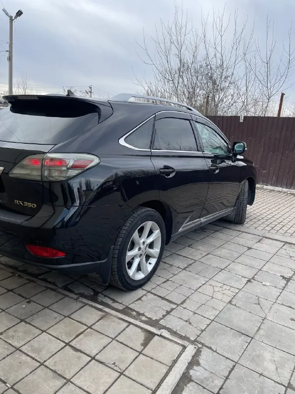 Продается lexus rx350 • двигатель: 3.5 бензин на автомате • состояние: машина обслуженная от а до я, все то выполнены вовремя, есть сервисная книжка • комплектация: максимальная, два комплекта колес (лето/зима) • особенности: камеры 360°, проекция на лобовое стекло, обвес по кругу lx-mode, акустика mark levinson, подогрев и обдув сидений, система контроля слепых зон • салон: черный кожаный в идеальном состоянии, просторный и комфортный для дальних поездок • импорт: машина из японии (экспорт), не америка, не европа дополнительно: • отличная динамика и экономичность в сочетании с высоким уровнем комфорта • подходит как для городских поездок, так и для путешествий по трассам цена: 2.200.000 рублей + торг +7(949)4041351 +7(949)3102000 📞 🇷🇺 звоните: +79494041351 - фотография - 5