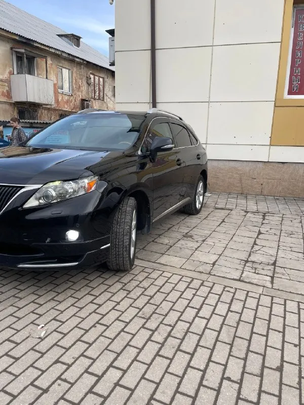 Продается lexus rx350 • двигатель: 3.5 бензин на автомате • состояние: машина обслуженная от а до я, все то выполнены вовремя, есть сервисная книжка • комплектация: максимальная, два комплекта колес (лето/зима) • особенности: камеры 360°, проекция на лобовое стекло, обвес по кругу lx-mode, акустика mark levinson, подогрев и обдув сидений, система контроля слепых зон • салон: черный кожаный в идеальном состоянии, просторный и комфортный для дальних поездок • импорт: машина из японии (экспорт), не америка, не европа дополнительно: • отличная динамика и экономичность в сочетании с высоким уровнем комфорта • подходит как для городских поездок, так и для путешествий по трассам цена: 2.200.000 рублей + торг +7(949)4041351 +7(949)3102000 📞 🇷🇺 звоните: +79494041351 - фотография - 6
