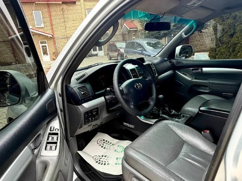В продаже проверенный временем toyota land cruiser prado 120 2006 года выпуска на надёжном моторе 4.0 бензин, полностью обслужен! коробка обычный автомат, переключает плавно, без пинков и рывков. по ходовой части также никаких нареканий. автомобиль местный, не пригон! родной пробег 260.000 км. 2 комплекта резины. установлено хорошее гбо, хороший свет, андроид магнитола, сигнализация, красивые диски на японской резине. по документам полностью чистый, любой вид переоформления! возможен обмен осмотр донецк цена 1.780.000 ₽, торг быстрому покупателю ☎️ +7 (949) 628-72-17 📞 звоните: +7(949)6287217 - фотография - 7