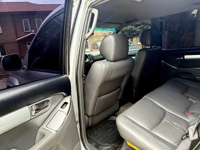 В продаже проверенный временем toyota land cruiser prado 120 2006 года выпуска на надёжном моторе 4.0 бензин, полностью обслужен! коробка обычный автомат, переключает плавно, без пинков и рывков. по ходовой части также никаких нареканий. автомобиль местный, не пригон! родной пробег 260.000 км. 2 комплекта резины. установлено хорошее гбо, хороший свет, андроид магнитола, сигнализация, красивые диски на японской резине. по документам полностью чистый, любой вид переоформления! возможен обмен осмотр донецк цена 1.780.000 ₽, торг быстрому покупателю ☎️ +7 (949) 628-72-17 📞 звоните: +7(949)6287217 - фотография - 9