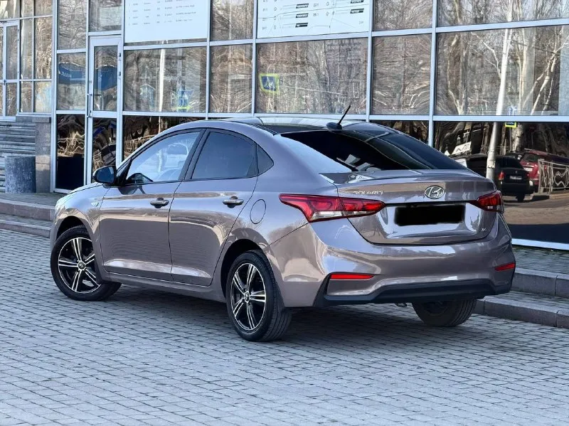 Hyundai solaris 2 двигатель - 1.6 бензин кпп - автомат пробег - 132.000км год выпуска - 2017 цена - 1.195.000₽ тел. - +79493902663 либо: +7 (949) 679-98-14 в продаже отличная повседневная, не убиваемая машина. в шикарном цвете ( в жизни смотрится великолепно ) с простым 1.6 двигателем и автоматической 6ти ступенчатой коробкой передач. техническая часть вся обслужена и не требует ни каких вложений. автомобиль не участвовал в дтп, все детали родные. комплектация: мультируль; эл. зеркала с подогревом; android магнитола со всеми современными плюшками; камера заднего вида; кондиционер; титановые диски с зимней резиной; датчик шин; антибукс; антизанос; 4эл. стеклоподъемника с доводчиками; 2 пары ключей; полный бортовой компьютер; подогревы сидений и руля. . кто ищет свежий, не дорогой в обслуживании и симпатичный автомобиль - добро пожаловать. ( свзяь не всегда хорошая, на этих же номерах есть telegram, max ) 📲 tg: @vladimir_23_23_23 📞 звоните: +7(949)3902663 - фотография - 1