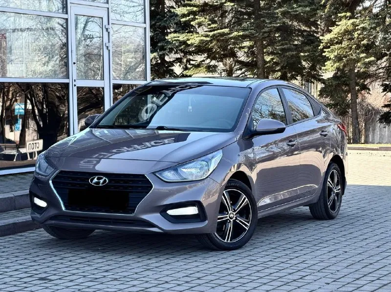 Hyundai solaris 2 двигатель - 1.6 бензин кпп - автомат пробег - 132.000км год выпуска - 2017 цена - 1.195.000₽ тел. - +79493902663 либо: +7 (949) 679-98-14 в продаже отличная повседневная, не убиваемая машина. в шикарном цвете ( в жизни смотрится великолепно ) с простым 1.6 двигателем и автоматической 6ти ступенчатой коробкой передач. техническая часть вся обслужена и не требует ни каких вложений. автомобиль не участвовал в дтп, все детали родные. комплектация: мультируль; эл. зеркала с подогревом; android магнитола со всеми современными плюшками; камера заднего вида; кондиционер; титановые диски с зимней резиной; датчик шин; антибукс; антизанос; 4эл. стеклоподъемника с доводчиками; 2 пары ключей; полный бортовой компьютер; подогревы сидений и руля. . кто ищет свежий, не дорогой в обслуживании и симпатичный автомобиль - добро пожаловать. ( свзяь не всегда хорошая, на этих же номерах есть telegram, max ) 📲 tg: @vladimir_23_23_23 📞 звоните: +7(949)3902663 - фотография - 2
