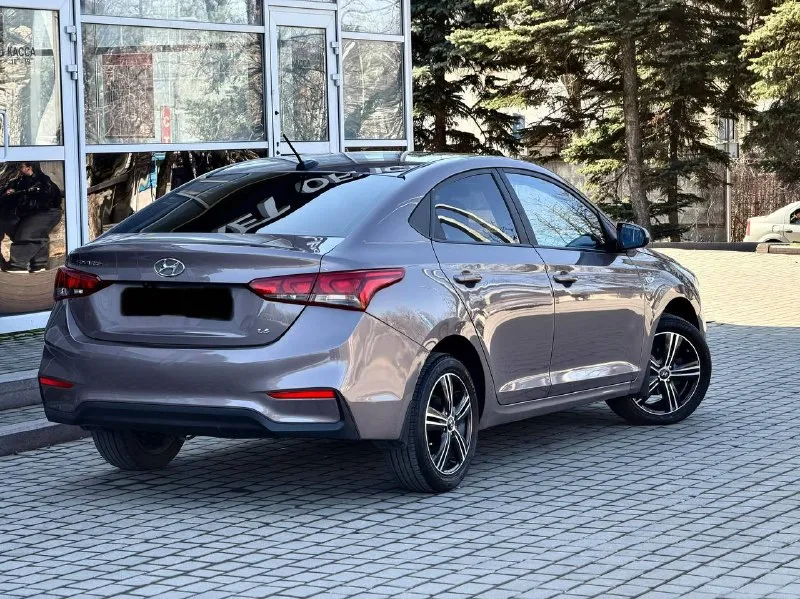 Hyundai solaris 2 двигатель - 1.6 бензин кпп - автомат пробег - 132.000км год выпуска - 2017 цена - 1.195.000₽ тел. - +79493902663 либо: +7 (949) 679-98-14 в продаже отличная повседневная, не убиваемая машина. в шикарном цвете ( в жизни смотрится великолепно ) с простым 1.6 двигателем и автоматической 6ти ступенчатой коробкой передач. техническая часть вся обслужена и не требует ни каких вложений. автомобиль не участвовал в дтп, все детали родные. комплектация: мультируль; эл. зеркала с подогревом; android магнитола со всеми современными плюшками; камера заднего вида; кондиционер; титановые диски с зимней резиной; датчик шин; антибукс; антизанос; 4эл. стеклоподъемника с доводчиками; 2 пары ключей; полный бортовой компьютер; подогревы сидений и руля. . кто ищет свежий, не дорогой в обслуживании и симпатичный автомобиль - добро пожаловать. ( свзяь не всегда хорошая, на этих же номерах есть telegram, max ) 📲 tg: @vladimir_23_23_23 📞 звоните: +7(949)3902663 - фотография - 3
