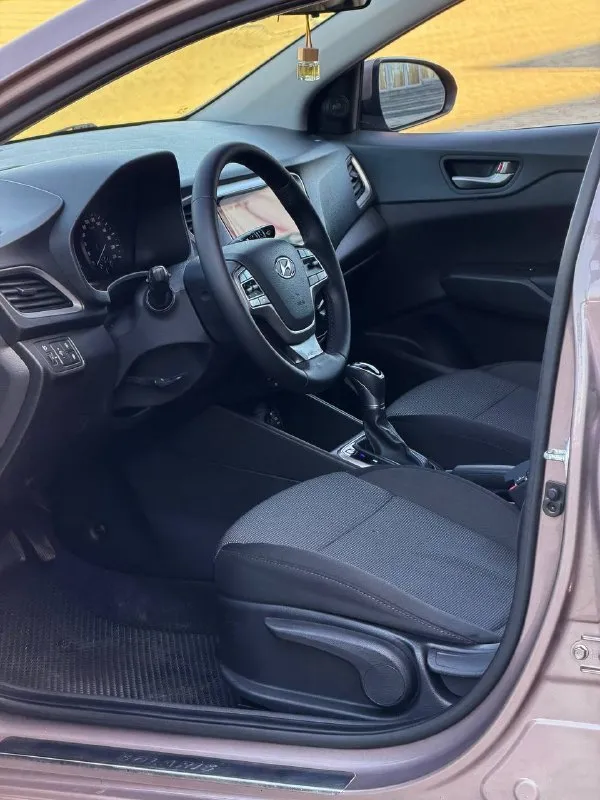 Hyundai solaris 2 двигатель - 1.6 бензин кпп - автомат пробег - 132.000км год выпуска - 2017 цена - 1.195.000₽ тел. - +79493902663 либо: +7 (949) 679-98-14 в продаже отличная повседневная, не убиваемая машина. в шикарном цвете ( в жизни смотрится великолепно ) с простым 1.6 двигателем и автоматической 6ти ступенчатой коробкой передач. техническая часть вся обслужена и не требует ни каких вложений. автомобиль не участвовал в дтп, все детали родные. комплектация: мультируль; эл. зеркала с подогревом; android магнитола со всеми современными плюшками; камера заднего вида; кондиционер; титановые диски с зимней резиной; датчик шин; антибукс; антизанос; 4эл. стеклоподъемника с доводчиками; 2 пары ключей; полный бортовой компьютер; подогревы сидений и руля. . кто ищет свежий, не дорогой в обслуживании и симпатичный автомобиль - добро пожаловать. ( свзяь не всегда хорошая, на этих же номерах есть telegram, max ) 📲 tg: @vladimir_23_23_23 📞 звоните: +7(949)3902663 - фотография - 5