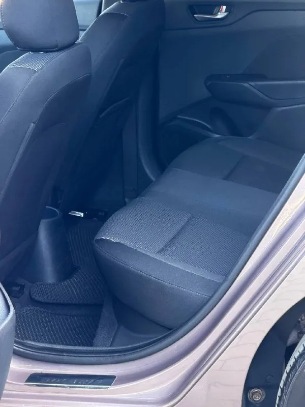 Hyundai solaris 2 двигатель - 1.6 бензин кпп - автомат пробег - 132.000км год выпуска - 2017 цена - 1.195.000₽ тел. - +79493902663 либо: +7 (949) 679-98-14 в продаже отличная повседневная, не убиваемая машина. в шикарном цвете ( в жизни смотрится великолепно ) с простым 1.6 двигателем и автоматической 6ти ступенчатой коробкой передач. техническая часть вся обслужена и не требует ни каких вложений. автомобиль не участвовал в дтп, все детали родные. комплектация: мультируль; эл. зеркала с подогревом; android магнитола со всеми современными плюшками; камера заднего вида; кондиционер; титановые диски с зимней резиной; датчик шин; антибукс; антизанос; 4эл. стеклоподъемника с доводчиками; 2 пары ключей; полный бортовой компьютер; подогревы сидений и руля. . кто ищет свежий, не дорогой в обслуживании и симпатичный автомобиль - добро пожаловать. ( свзяь не всегда хорошая, на этих же номерах есть telegram, max ) 📲 tg: @vladimir_23_23_23 📞 звоните: +7(949)3902663 - фотография - 6