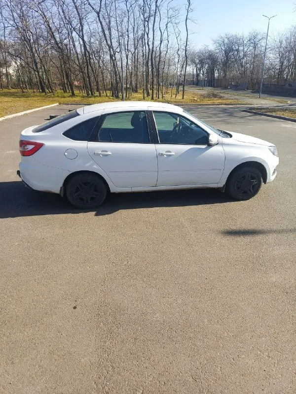 Продам автомобиль lada granta. двигатель 1.6 8 клапанный. автомобиль 2023г. выпуска. на учёт стала, февраль 2024. 1 владелец. гаражное хранение. пробег 47 тыс. км. есть фаркоп. эво ковры в салоне. магнитофон 1 диновый. цена 750 тыс. мариуполь. тел+79493081588. телеграмм, мах. +79896222721. - фотография - 3