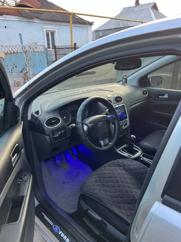 Продам ford focus 2 год: 2006 двигатель 1.8 газ/бензин работает отлично, газ недавно обслужен, очень экономная езда! по ходовой недавно обслужена делать ничего не нужно, кузов в достойном состоянии не гнилой, пороги, днище целое делать ничего не нужно, в серьезных дтп не был! на автомобиле установлена линзовая оптика светит шикарно, фары затянуты в бронепленку! вместо замка зажигания установлен старт-стоп то есть заводиться с кнопки! комплектация комфортная с подогревами сидений, лобового, зеркал, эл. фары, эл. зеркала, дисковые тормоза в круг, центральный замок, андроид дисплей 4/64, к нему подключен усилитель на все колонки играет очень громко! документы чистые, тех осмотр есть! торг есть цена: 545000 📍мариуполь 📞+79496463727 - фотография - 6