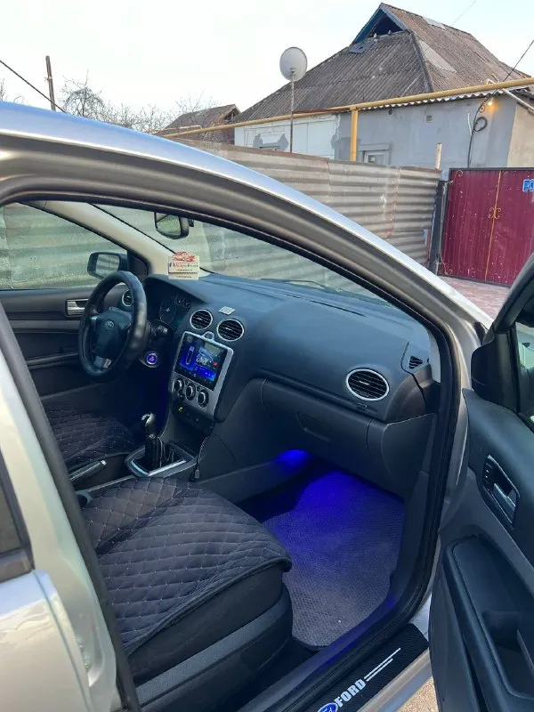Продам ford focus 2 год: 2006 двигатель 1.8 газ/бензин работает отлично, газ недавно обслужен, очень экономная езда! по ходовой недавно обслужена делать ничего не нужно, кузов в достойном состоянии не гнилой, пороги, днище целое делать ничего не нужно, в серьезных дтп не был! на автомобиле установлена линзовая оптика светит шикарно, фары затянуты в бронепленку! вместо замка зажигания установлен старт-стоп то есть заводиться с кнопки! комплектация комфортная с подогревами сидений, лобового, зеркал, эл. фары, эл. зеркала, дисковые тормоза в круг, центральный замок, андроид дисплей 4/64, к нему подключен усилитель на все колонки играет очень громко! документы чистые, тех осмотр есть! торг есть цена: 545000 📍мариуполь 📞+79496463727 - фотография - 7