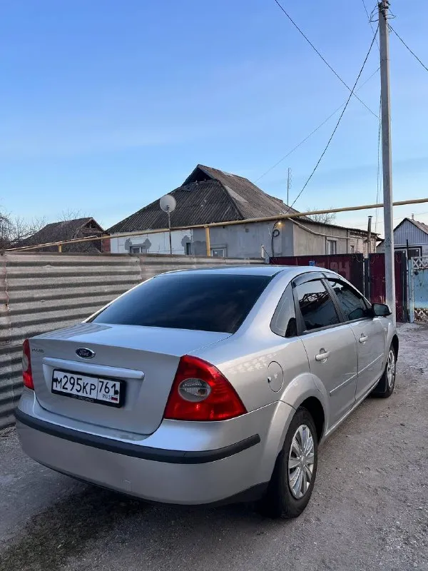 Продам ford focus 2 год: 2006 двигатель 1.8 газ/бензин работает отлично, газ недавно обслужен, очень экономная езда! по ходовой недавно обслужена делать ничего не нужно, кузов в достойном состоянии не гнилой, пороги, днище целое делать ничего не нужно, в серьезных дтп не был! на автомобиле установлена линзовая оптика светит шикарно, фары затянуты в бронепленку! вместо замка зажигания установлен старт-стоп то есть заводиться с кнопки! комплектация комфортная с подогревами сидений, лобового, зеркал, эл. фары, эл. зеркала, дисковые тормоза в круг, центральный замок, андроид дисплей 4/64, к нему подключен усилитель на все колонки играет очень громко! документы чистые, тех осмотр есть! торг есть цена: 545000 📍мариуполь 📞+79496463727 📞 звоните: +7(949)6463727 - фотография - 4