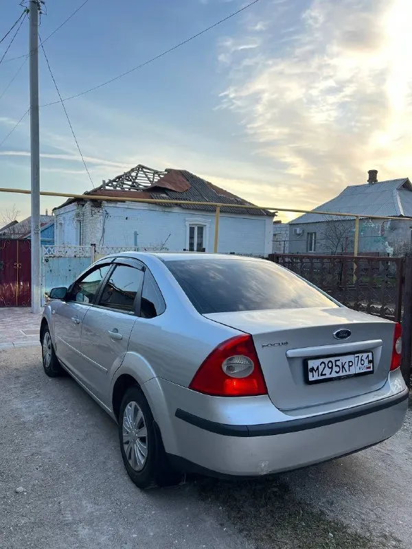 Продам ford focus 2 год: 2006 двигатель 1.8 газ/бензин работает отлично, газ недавно обслужен, очень экономная езда! по ходовой недавно обслужена делать ничего не нужно, кузов в достойном состоянии не гнилой, пороги, днище целое делать ничего не нужно, в серьезных дтп не был! на автомобиле установлена линзовая оптика светит шикарно, фары затянуты в бронепленку! вместо замка зажигания установлен старт-стоп то есть заводиться с кнопки! комплектация комфортная с подогревами сидений, лобового, зеркал, эл. фары, эл. зеркала, дисковые тормоза в круг, центральный замок, андроид дисплей 4/64, к нему подключен усилитель на все колонки играет очень громко! документы чистые, тех осмотр есть! торг есть цена: 545000 📍мариуполь 📞+79496463727 📞 звоните: +7(949)6463727 - фотография - 5