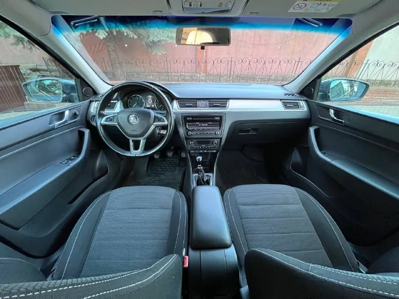 Skoda rapid в шикарном состоянии! 🔥без окрасов ! все стекла родные ! 🔥 год 2015г кузов лифтбек 1.6 бензиновый мрi (атмосферный) коробка механика 5ст. передний привод пробег 190.000 тыс. км (родной ) с автотека зеленая 🧤 2 хозяин! 🔥комплектация🔥 климат контроль! подогрев сидений ! круиз контроль ! 4 эл. стеклоподъёмника ! бортовой компьютер ! обогрев заднего стекла! эл. зеркала с подогревом корректор фар! дхо! сигнализация ! би лэд в фарах! лэд птф! разъемы под aux usb! разъем 12v! магнитола bluetooth! мульти руль ! литые диски r15! 2 ключа ! ✅донецк. стоимость 1.030.000 тел. +7 (988) 586-09-06 📲 tg: с_e 📞 звоните: +7(988)5860906 - фотография - 7