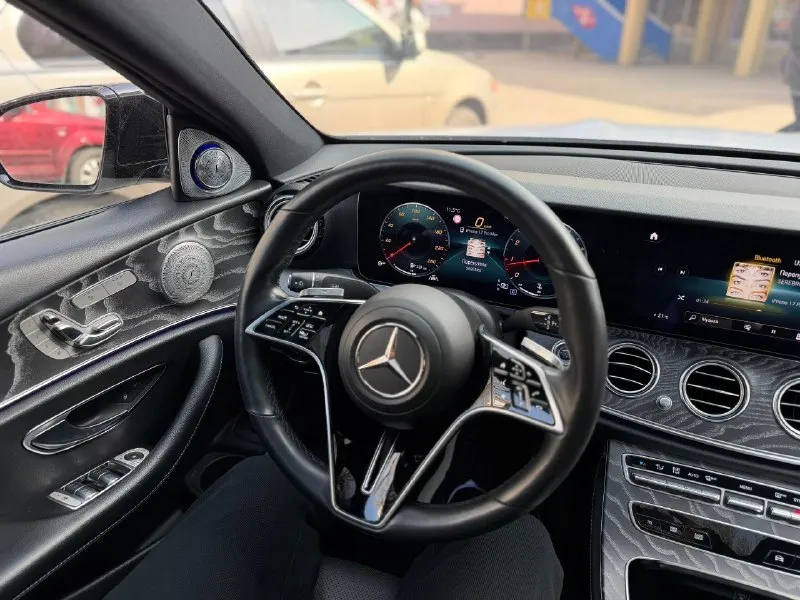 Mercedes-benz e350 4matic 2021 2.0т(259 л. с) бензин, полный привод, 125 000.км(трассового пробега). автомобиль в идеальном состоянии, вся передняя часть затянута в бронепленку + под ручками, на задних арках, зеркала и задний бампер. жирная комплектация, заводская акустика burmester, двойная панорама, память сидений с двух сторон, подогрев руля - сидений, вентиляция сидений, регулировка сидений на картах двери, камеры 360, бесключевой доступ, персонализация водительского сидения по росту, беспроводная зарядка, заводской amg пакет. диски r19 - 2 комплекта резины. все ассистенты водителя: слепые зоны, автопилот, адаптивный круиз-контроль, авто торможение при препятствие. машина покупалась на аукционе в сша, с минимальными повреждениями, заменили переднее крыло в цвет - вторичных окрасов нет! осмотр в макеевке! цена 5 300 000₽ - обмен. +79493633852 +79185898498 📞 🇷🇺 звоните: +7(918)5898498 - фотография - 10