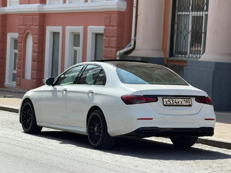 Mercedes-benz e350 4matic 2021 2.0т(259 л. с) бензин, полный привод, 125 000.км(трассового пробега). автомобиль в идеальном состоянии, вся передняя часть затянута в бронепленку + под ручками, на задних арках, зеркала и задний бампер. жирная комплектация, заводская акустика burmester, двойная панорама, память сидений с двух сторон, подогрев руля - сидений, вентиляция сидений, регулировка сидений на картах двери, камеры 360, бесключевой доступ, персонализация водительского сидения по росту, беспроводная зарядка, заводской amg пакет. диски r19 - 2 комплекта резины. все ассистенты водителя: слепые зоны, автопилот, адаптивный круиз-контроль, авто торможение при препятствие. машина покупалась на аукционе в сша, с минимальными повреждениями, заменили переднее крыло в цвет - вторичных окрасов нет! осмотр в макеевке! цена 5 300 000₽ - обмен. +79493633852 +79185898498 📞 🇷🇺 звоните: +7(918)5898498 - фотография - 2