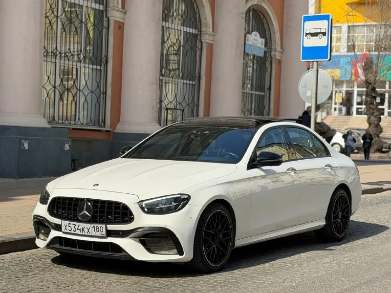 Mercedes-benz e350 4matic 2021 2.0т(259 л. с) бензин, полный привод, 125 000.км(трассового пробега). автомобиль в идеальном состоянии, вся передняя часть затянута в бронепленку + под ручками, на задних арках, зеркала и задний бампер. жирная комплектация, заводская акустика burmester, двойная панорама, память сидений с двух сторон, подогрев руля - сидений, вентиляция сидений, регулировка сидений на картах двери, камеры 360, бесключевой доступ, персонализация водительского сидения по росту, беспроводная зарядка, заводской amg пакет. диски r19 - 2 комплекта резины. все ассистенты водителя: слепые зоны, автопилот, адаптивный круиз-контроль, авто торможение при препятствие. машина покупалась на аукционе в сша, с минимальными повреждениями, заменили переднее крыло в цвет - вторичных окрасов нет! осмотр в макеевке! цена 5 300 000₽ - обмен. +79493633852 +79185898498 📞 🇷🇺 звоните: +7(918)5898498 - фотография - 3