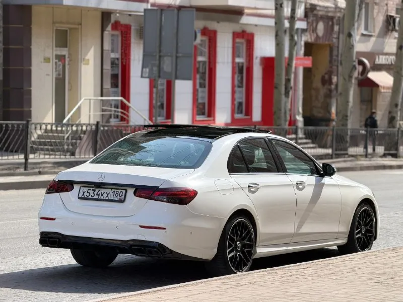 Mercedes-benz e350 4matic 2021 2.0т(259 л. с) бензин, полный привод, 125 000.км(трассового пробега). автомобиль в идеальном состоянии, вся передняя часть затянута в бронепленку + под ручками, на задних арках, зеркала и задний бампер. жирная комплектация, заводская акустика burmester, двойная панорама, память сидений с двух сторон, подогрев руля - сидений, вентиляция сидений, регулировка сидений на картах двери, камеры 360, бесключевой доступ, персонализация водительского сидения по росту, беспроводная зарядка, заводской amg пакет. диски r19 - 2 комплекта резины. все ассистенты водителя: слепые зоны, автопилот, адаптивный круиз-контроль, авто торможение при препятствие. машина покупалась на аукционе в сша, с минимальными повреждениями, заменили переднее крыло в цвет - вторичных окрасов нет! осмотр в макеевке! цена 5 300 000₽ - обмен. +79493633852 +79185898498 📞 🇷🇺 звоните: +7(918)5898498 - фотография - 4