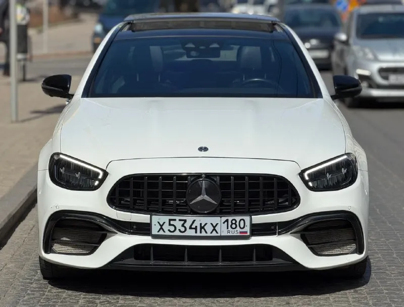 Mercedes-benz e350 4matic 2021 2.0т(259 л. с) бензин, полный привод, 125 000.км(трассового пробега). автомобиль в идеальном состоянии, вся передняя часть затянута в бронепленку + под ручками, на задних арках, зеркала и задний бампер. жирная комплектация, заводская акустика burmester, двойная панорама, память сидений с двух сторон, подогрев руля - сидений, вентиляция сидений, регулировка сидений на картах двери, камеры 360, бесключевой доступ, персонализация водительского сидения по росту, беспроводная зарядка, заводской amg пакет. диски r19 - 2 комплекта резины. все ассистенты водителя: слепые зоны, автопилот, адаптивный круиз-контроль, авто торможение при препятствие. машина покупалась на аукционе в сша, с минимальными повреждениями, заменили переднее крыло в цвет - вторичных окрасов нет! осмотр в макеевке! цена 5 300 000₽ - обмен. +79493633852 +79185898498 📞 🇷🇺 звоните: +7(918)5898498 - фотография - 5