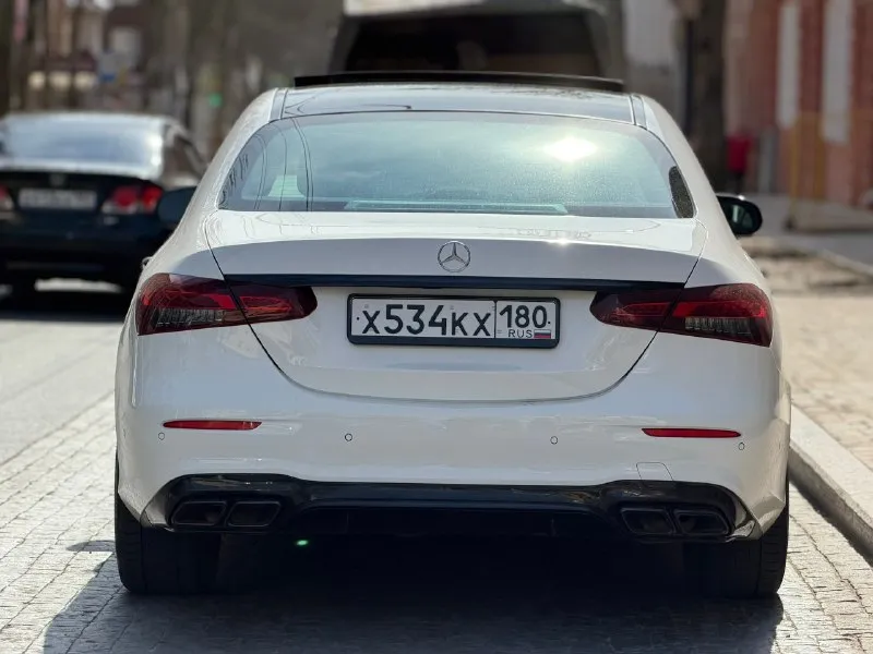 Mercedes-benz e350 4matic 2021 2.0т(259 л. с) бензин, полный привод, 125 000.км(трассового пробега). автомобиль в идеальном состоянии, вся передняя часть затянута в бронепленку + под ручками, на задних арках, зеркала и задний бампер. жирная комплектация, заводская акустика burmester, двойная панорама, память сидений с двух сторон, подогрев руля - сидений, вентиляция сидений, регулировка сидений на картах двери, камеры 360, бесключевой доступ, персонализация водительского сидения по росту, беспроводная зарядка, заводской amg пакет. диски r19 - 2 комплекта резины. все ассистенты водителя: слепые зоны, автопилот, адаптивный круиз-контроль, авто торможение при препятствие. машина покупалась на аукционе в сша, с минимальными повреждениями, заменили переднее крыло в цвет - вторичных окрасов нет! осмотр в макеевке! цена 5 300 000₽ - обмен. +79493633852 +79185898498 📞 🇷🇺 звоните: +7(918)5898498 - фотография - 6