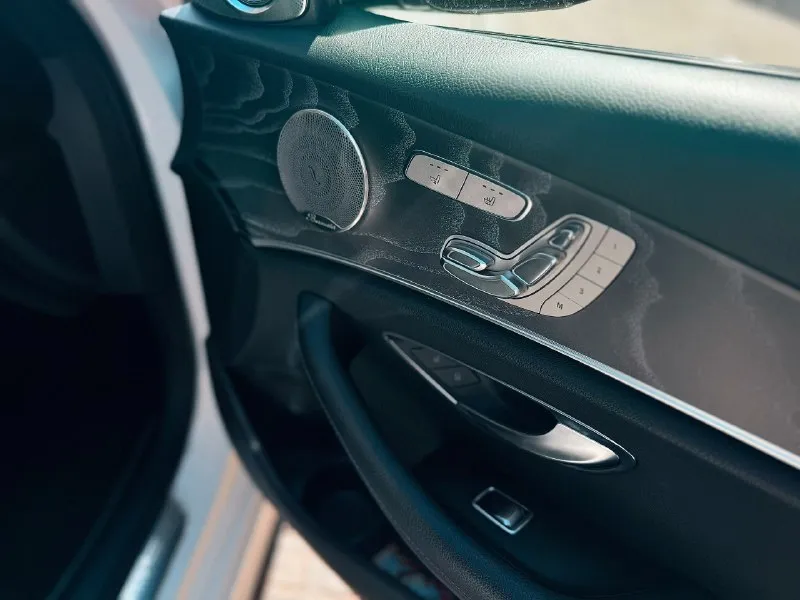 Mercedes-benz e350 4matic 2021 2.0т(259 л. с) бензин, полный привод, 125 000.км(трассового пробега). автомобиль в идеальном состоянии, вся передняя часть затянута в бронепленку + под ручками, на задних арках, зеркала и задний бампер. жирная комплектация, заводская акустика burmester, двойная панорама, память сидений с двух сторон, подогрев руля - сидений, вентиляция сидений, регулировка сидений на картах двери, камеры 360, бесключевой доступ, персонализация водительского сидения по росту, беспроводная зарядка, заводской amg пакет. диски r19 - 2 комплекта резины. все ассистенты водителя: слепые зоны, автопилот, адаптивный круиз-контроль, авто торможение при препятствие. машина покупалась на аукционе в сша, с минимальными повреждениями, заменили переднее крыло в цвет - вторичных окрасов нет! осмотр в макеевке! цена 5 300 000₽ - обмен. +79493633852 +79185898498 📞 🇷🇺 звоните: +7(918)5898498 - фотография - 7