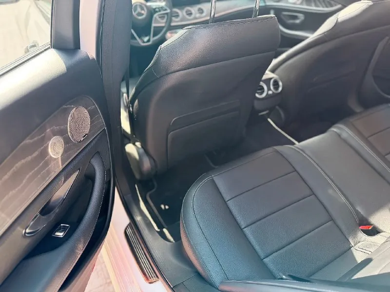 Mercedes-benz e350 4matic 2021 2.0т(259 л. с) бензин, полный привод, 125 000.км(трассового пробега). автомобиль в идеальном состоянии, вся передняя часть затянута в бронепленку + под ручками, на задних арках, зеркала и задний бампер. жирная комплектация, заводская акустика burmester, двойная панорама, память сидений с двух сторон, подогрев руля - сидений, вентиляция сидений, регулировка сидений на картах двери, камеры 360, бесключевой доступ, персонализация водительского сидения по росту, беспроводная зарядка, заводской amg пакет. диски r19 - 2 комплекта резины. все ассистенты водителя: слепые зоны, автопилот, адаптивный круиз-контроль, авто торможение при препятствие. машина покупалась на аукционе в сша, с минимальными повреждениями, заменили переднее крыло в цвет - вторичных окрасов нет! осмотр в макеевке! цена 5 300 000₽ - обмен. +79493633852 +79185898498 📞 🇷🇺 звоните: +7(918)5898498 - фотография - 8