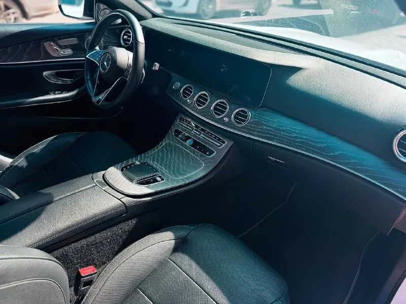 Mercedes-benz e350 4matic 2021 2.0т(259 л. с) бензин, полный привод, 125 000.км(трассового пробега). автомобиль в идеальном состоянии, вся передняя часть затянута в бронепленку + под ручками, на задних арках, зеркала и задний бампер. жирная комплектация, заводская акустика burmester, двойная панорама, память сидений с двух сторон, подогрев руля - сидений, вентиляция сидений, регулировка сидений на картах двери, камеры 360, бесключевой доступ, персонализация водительского сидения по росту, беспроводная зарядка, заводской amg пакет. диски r19 - 2 комплекта резины. все ассистенты водителя: слепые зоны, автопилот, адаптивный круиз-контроль, авто торможение при препятствие. машина покупалась на аукционе в сша, с минимальными повреждениями, заменили переднее крыло в цвет - вторичных окрасов нет! осмотр в макеевке! цена 5 300 000₽ - обмен. +79493633852 +79185898498 📞 🇷🇺 звоните: +7(918)5898498 - фотография - 9