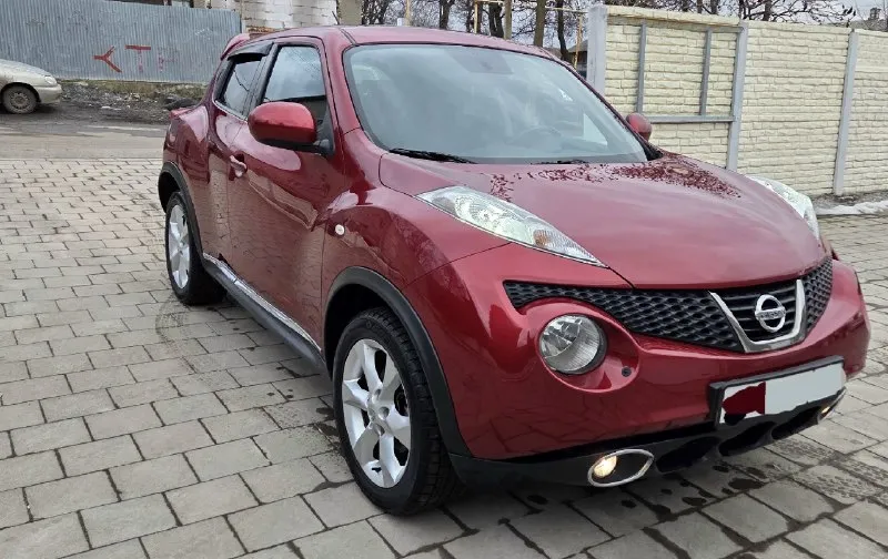 Ниссан жук в отличном состоянии, вложений не требует, год выпуска 2012, объём двигателя 1.6(117л. с.) пробег 104т. км. ходовая не стучит, не гремит, коробка работает чётко, без пинков, без пробуксовок( 5т. км. назад делали замену масла) двигатель не дымит, масло не расходует, работает ровно, без посторонних звуков, климат контроль заправлен, холодит отлично, мультируль, 4 эсп, салон чистый, не затёртый, не прокуренный, все стёкла заводские, включая лобовое, кузов в отличном состоянии, без ржавчины и прочих неприятных моментов, под капотом всё сухо, без подтёков(двигатель не мыл, весь в пыли)документы в порядке, два ключа, оформление в мрэо вместе со мной, машина достойная. цена 950т. р. г. горловка +79495625463 📞 🇷🇺 звоните: +79495625463 - фотография - 2