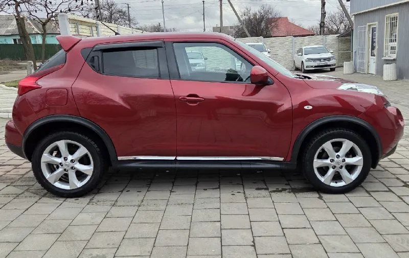 Ниссан жук в отличном состоянии, вложений не требует, год выпуска 2012, объём двигателя 1.6(117л. с.) пробег 104т. км. ходовая не стучит, не гремит, коробка работает чётко, без пинков, без пробуксовок( 5т. км. назад делали замену масла) двигатель не дымит, масло не расходует, работает ровно, без посторонних звуков, климат контроль заправлен, холодит отлично, мультируль, 4 эсп, салон чистый, не затёртый, не прокуренный, все стёкла заводские, включая лобовое, кузов в отличном состоянии, без ржавчины и прочих неприятных моментов, под капотом всё сухо, без подтёков(двигатель не мыл, весь в пыли)документы в порядке, два ключа, оформление в мрэо вместе со мной, машина достойная. цена 950т. р. г. горловка +79495625463 📞 🇷🇺 звоните: +79495625463 - фотография - 3