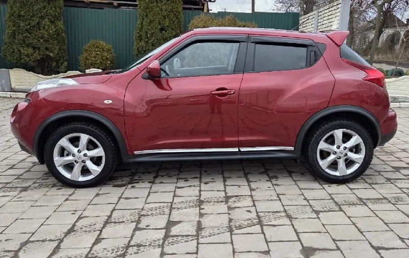 Ниссан жук в отличном состоянии, вложений не требует, год выпуска 2012, объём двигателя 1.6(117л. с.) пробег 104т. км. ходовая не стучит, не гремит, коробка работает чётко, без пинков, без пробуксовок( 5т. км. назад делали замену масла) двигатель не дымит, масло не расходует, работает ровно, без посторонних звуков, климат контроль заправлен, холодит отлично, мультируль, 4 эсп, салон чистый, не затёртый, не прокуренный, все стёкла заводские, включая лобовое, кузов в отличном состоянии, без ржавчины и прочих неприятных моментов, под капотом всё сухо, без подтёков(двигатель не мыл, весь в пыли)документы в порядке, два ключа, оформление в мрэо вместе со мной, машина достойная. цена 950т. р. г. горловка +79495625463 📞 🇷🇺 звоните: +79495625463 - фотография - 7