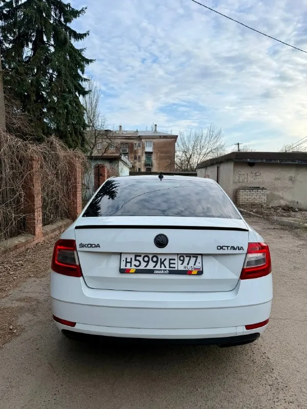 Продам skoda octavia а7 fl 2018год двигатель 1.6, автомат aisin ✅ 250 тыс пробег) автомобиль в отличоном состоянии, двигатель 1.6 обслужен от а до я, коробка автомат aisin абсолютно новая с магазина куплена за 150 тыс руб. комплектация стандартная кондиционер (заправлен и дует как положено) сенсорная магнитола, зеркала с подогревом, полный эл. стекло пакет, линзованная led оптика, 2 комплекта заводских литых дисков с резиной, стоит зима, летние колеса в сборе в комплекте, авто останетесь довольны, стекла все родные включая лобовое(но есть трещина)торг будет, обмена нет !) цена 1 050 000 рублей, макеевка звоните +79495570537 либо +79920409993 теле 2 📞 🇷🇺 звоните: +79495570537 - фотография - 4