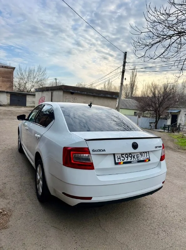 Продам skoda octavia а7 fl 2018год двигатель 1.6, автомат aisin ✅ 250 тыс пробег) автомобиль в отличоном состоянии, двигатель 1.6 обслужен от а до я, коробка автомат aisin абсолютно новая с магазина куплена за 150 тыс руб. комплектация стандартная кондиционер (заправлен и дует как положено) сенсорная магнитола, зеркала с подогревом, полный эл. стекло пакет, линзованная led оптика, 2 комплекта заводских литых дисков с резиной, стоит зима, летние колеса в сборе в комплекте, авто останетесь довольны, стекла все родные включая лобовое(но есть трещина)торг будет, обмена нет !) цена 1 050 000 рублей, макеевка звоните +79495570537 либо +79920409993 теле 2 📞 🇷🇺 звоните: +79495570537 - фотография - 5