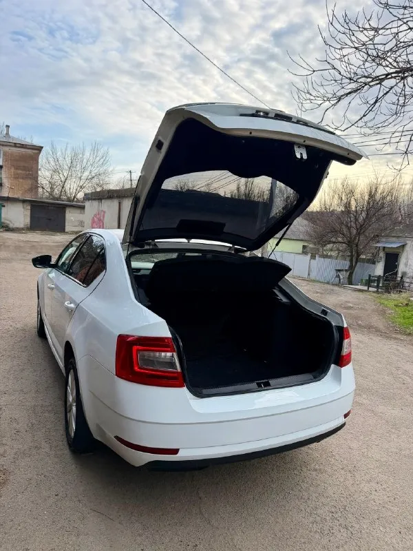 Продам skoda octavia а7 fl 2018год двигатель 1.6, автомат aisin ✅ 250 тыс пробег) автомобиль в отличоном состоянии, двигатель 1.6 обслужен от а до я, коробка автомат aisin абсолютно новая с магазина куплена за 150 тыс руб. комплектация стандартная кондиционер (заправлен и дует как положено) сенсорная магнитола, зеркала с подогревом, полный эл. стекло пакет, линзованная led оптика, 2 комплекта заводских литых дисков с резиной, стоит зима, летние колеса в сборе в комплекте, авто останетесь довольны, стекла все родные включая лобовое(но есть трещина)торг будет, обмена нет !) цена 1 050 000 рублей, макеевка звоните +79495570537 либо +79920409993 теле 2 📞 🇷🇺 звоните: +79495570537 - фотография - 6