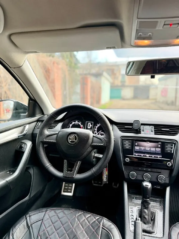 Продам skoda octavia а7 fl 2018год двигатель 1.6, автомат aisin ✅ 250 тыс пробег) автомобиль в отличоном состоянии, двигатель 1.6 обслужен от а до я, коробка автомат aisin абсолютно новая с магазина куплена за 150 тыс руб. комплектация стандартная кондиционер (заправлен и дует как положено) сенсорная магнитола, зеркала с подогревом, полный эл. стекло пакет, линзованная led оптика, 2 комплекта заводских литых дисков с резиной, стоит зима, летние колеса в сборе в комплекте, авто останетесь довольны, стекла все родные включая лобовое(но есть трещина)торг будет, обмена нет !) цена 1 050 000 рублей, макеевка звоните +79495570537 либо +79920409993 теле 2 📞 🇷🇺 звоните: +79495570537 - фотография - 8